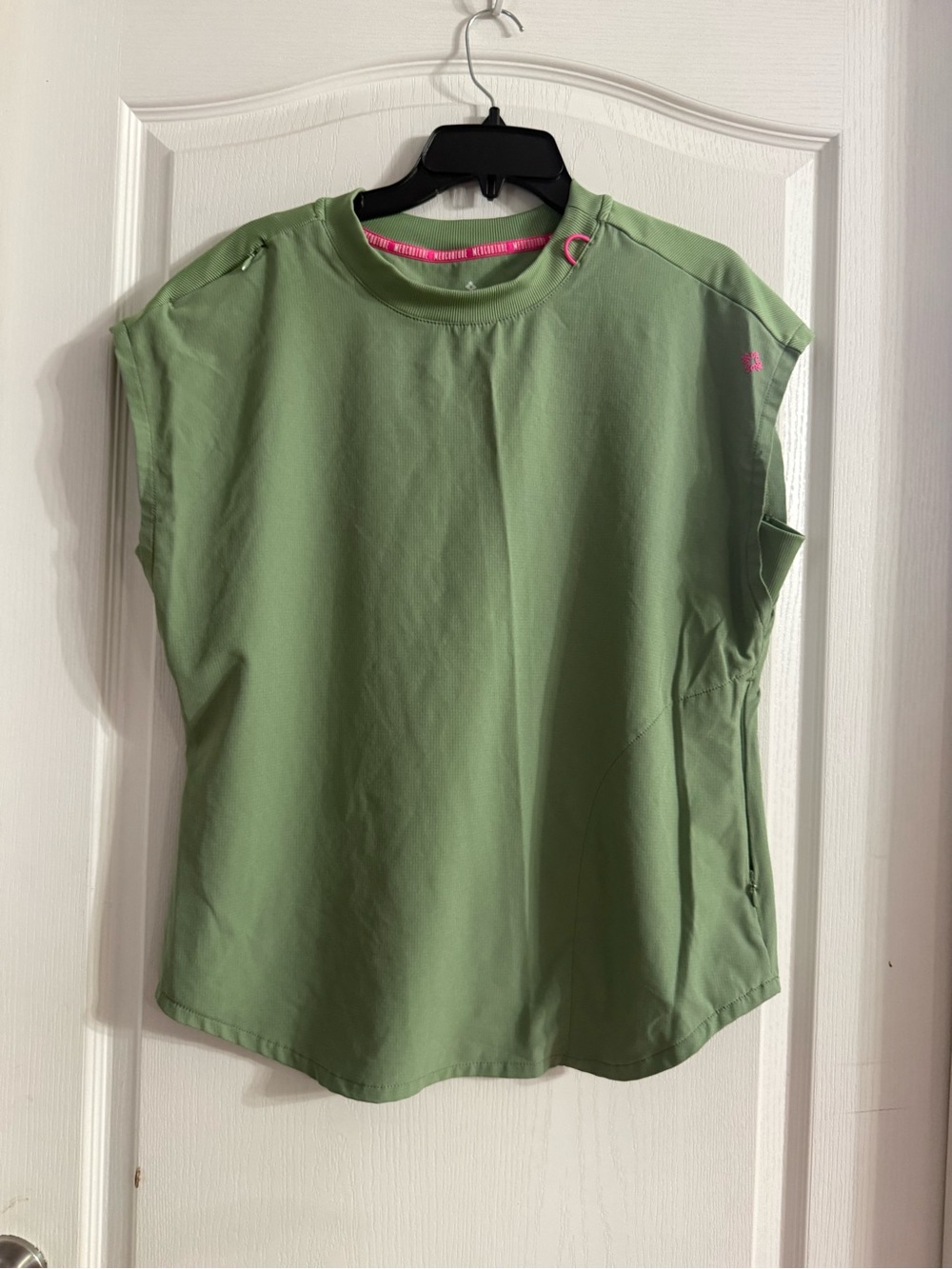 Med Couture AMP Women’s Round Neck Tuckable Scrub Top M. AG-250